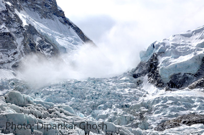 avalanche at the khumbu icefall
