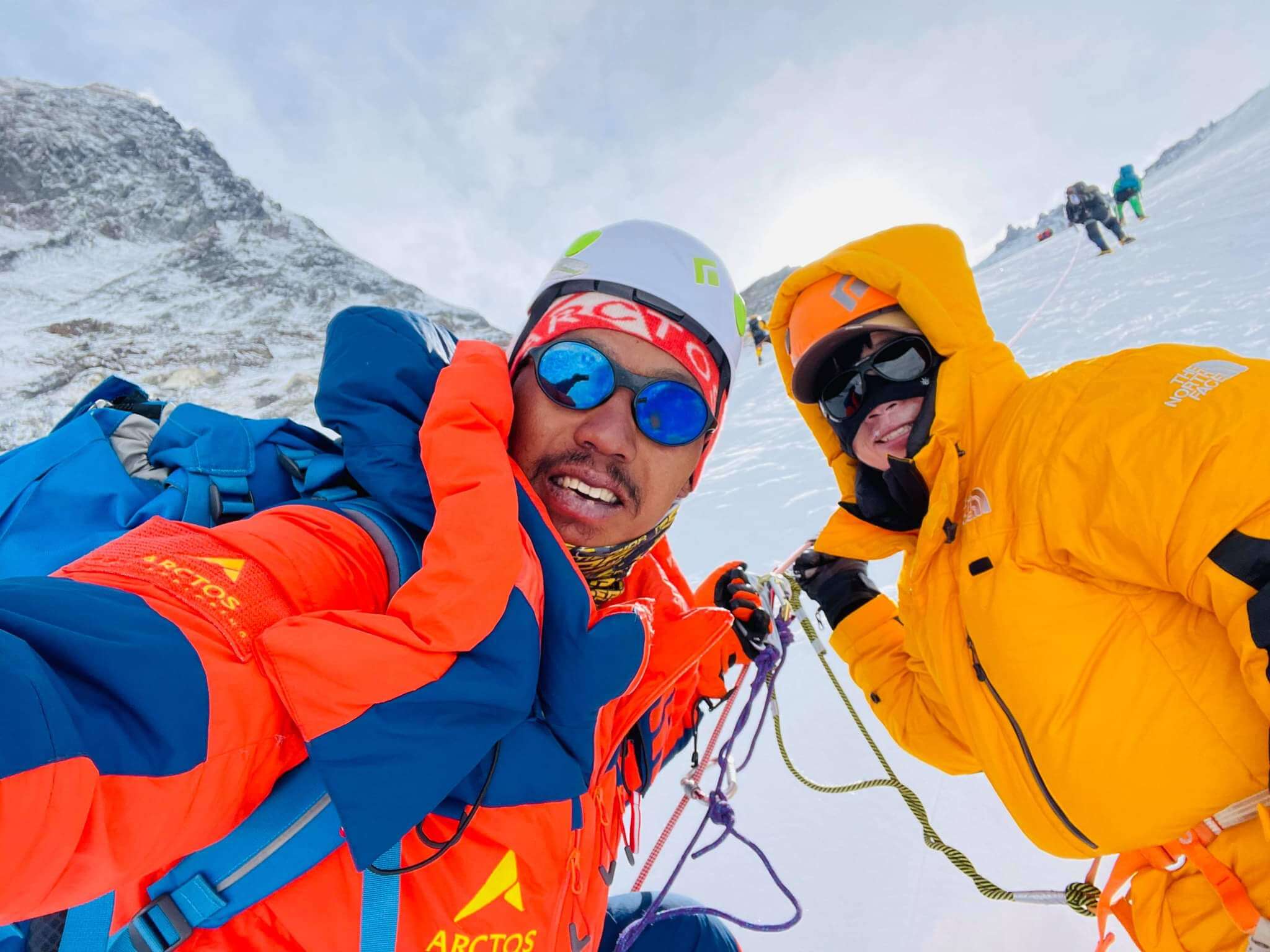 Сколько по времени подниматься на эверест. Восхождение на Эверест. Альпинисты на вершине Эвереста. Мировые рекорды на Эвересте. Успешное восхождение на Эверест.